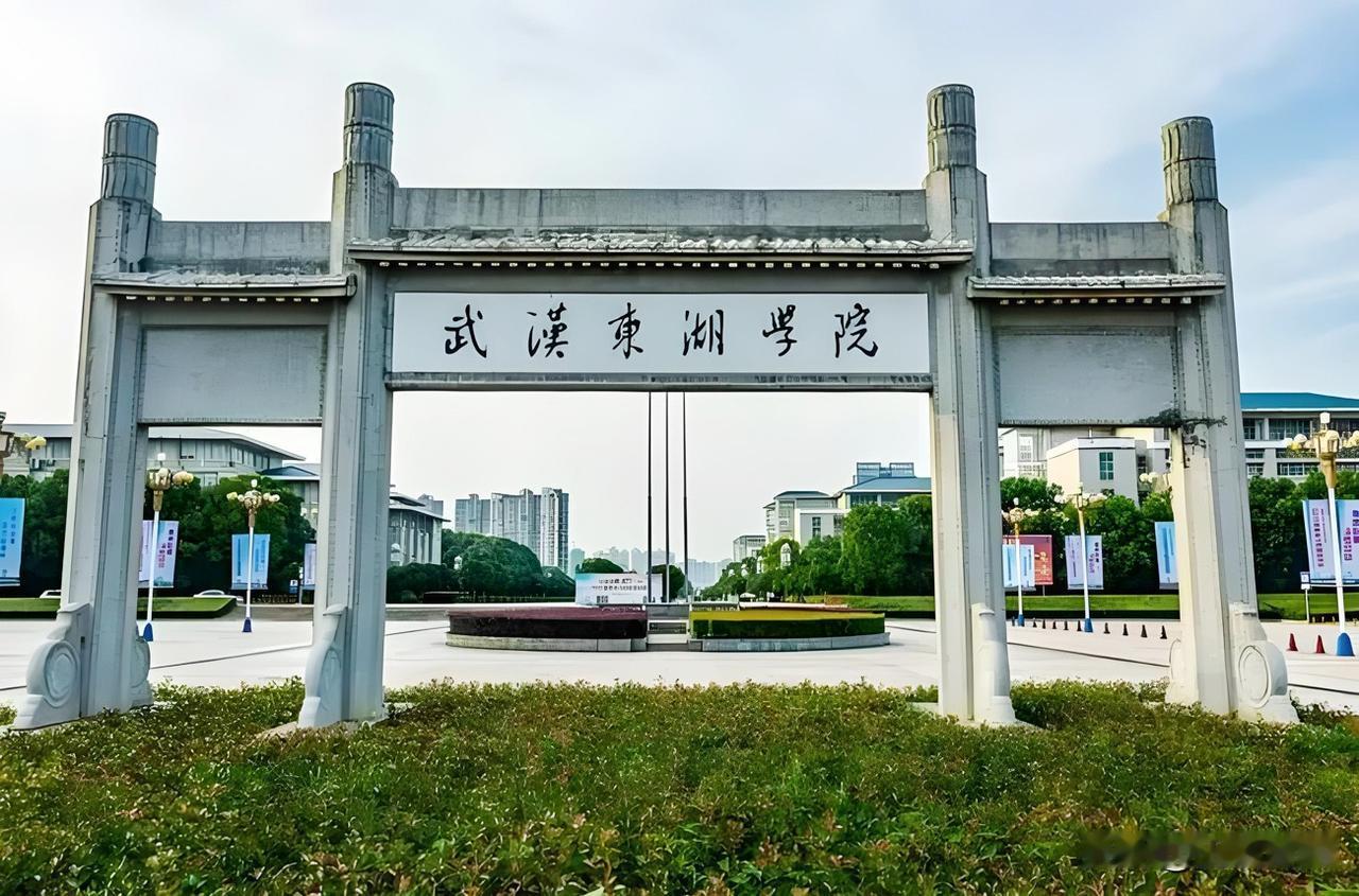 陪外甥去武汉的一所民办二本报到，才发现民办大学的开销远远超出普通人的想象。外