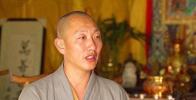 江苏南通，一和尚开豪车，带16岁孕妇，去医院做产检。医生问：孩子父亲是谁？孕妇羞