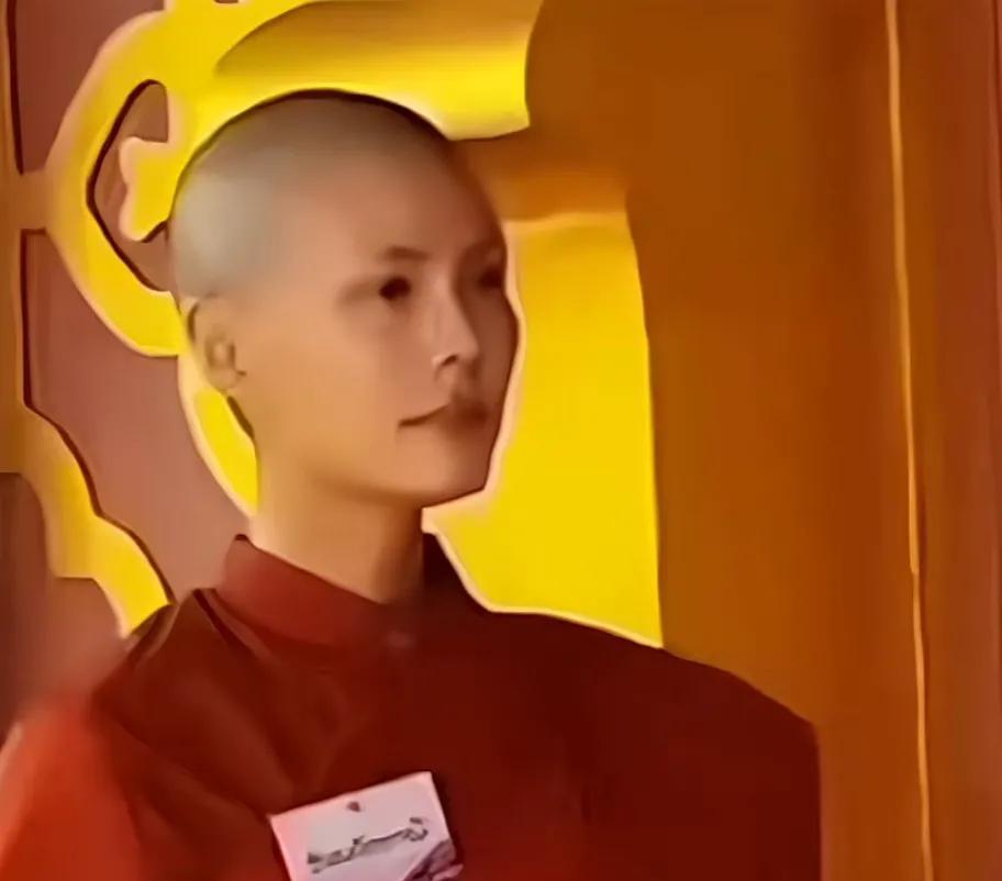 网络热炒假和尚释永信还没有退烧，如今网络又热炒一个假尼姑王欢。网暴她只是招收男