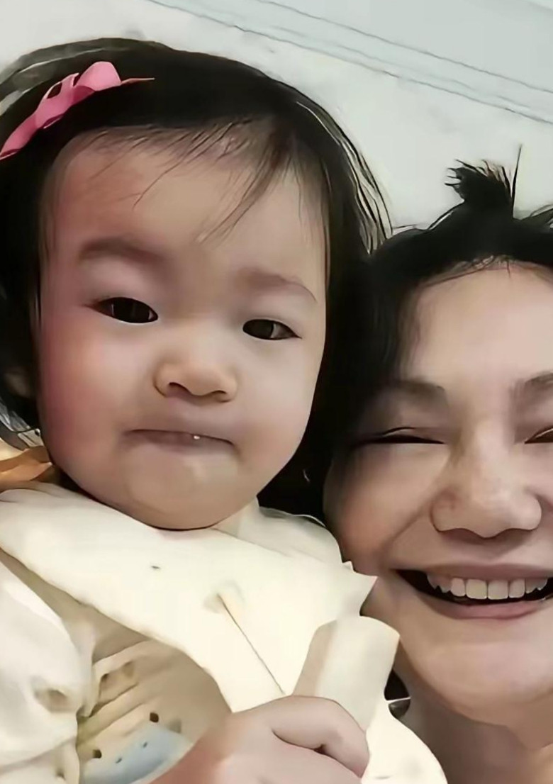 S妈最近改变心态了，也可能是真的想念小玥儿和小箖子了，不断地晒出她曾经带小玥儿出去玩耍的照片，以表明