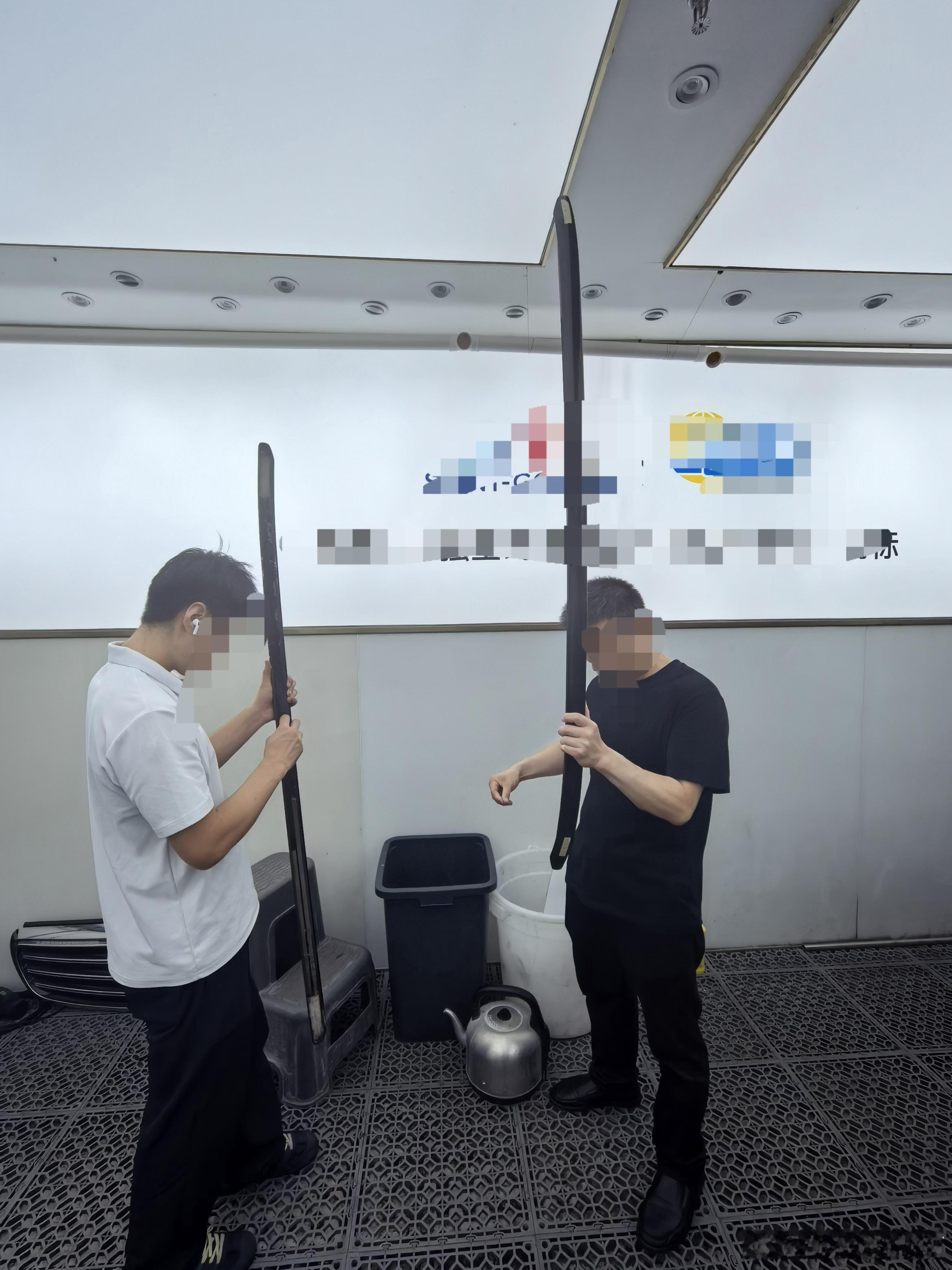 在贴膜店，我看到了惊险的一幕。再三跟师傅确认，给人家装了两个车顶饰条。样子货。一