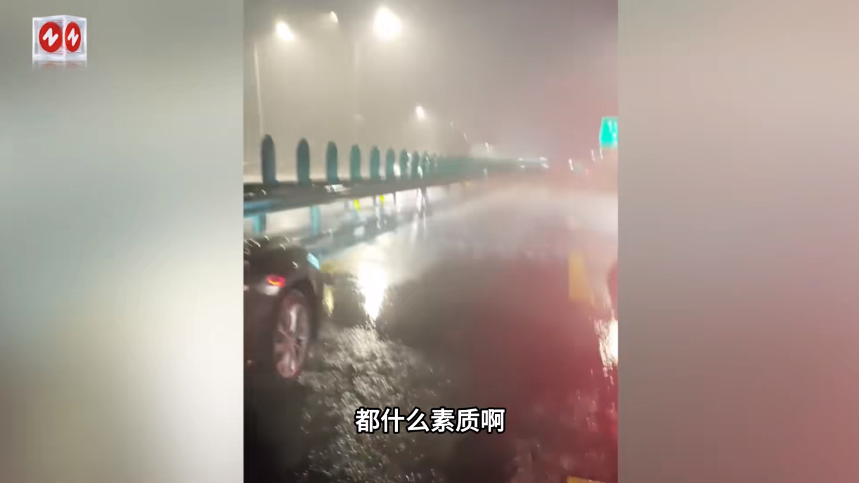 “太缺德了！”9月9日，北京，一高速桥下3辆车为了躲雨和小冰雹，结果竟在桥下堵着