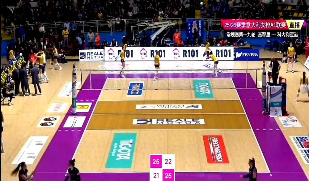 第三局崩成筛子，一传满天飞，全队像断电。朱婷：手腕缠成粽子，照样冲到网前