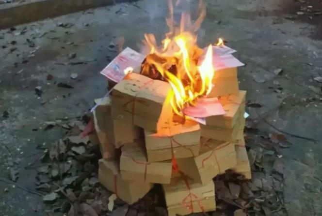 中元节快到了，衡阳县直接上了全面禁售：不许造、不许卖、不许烧，8个部门盖章。禁烧