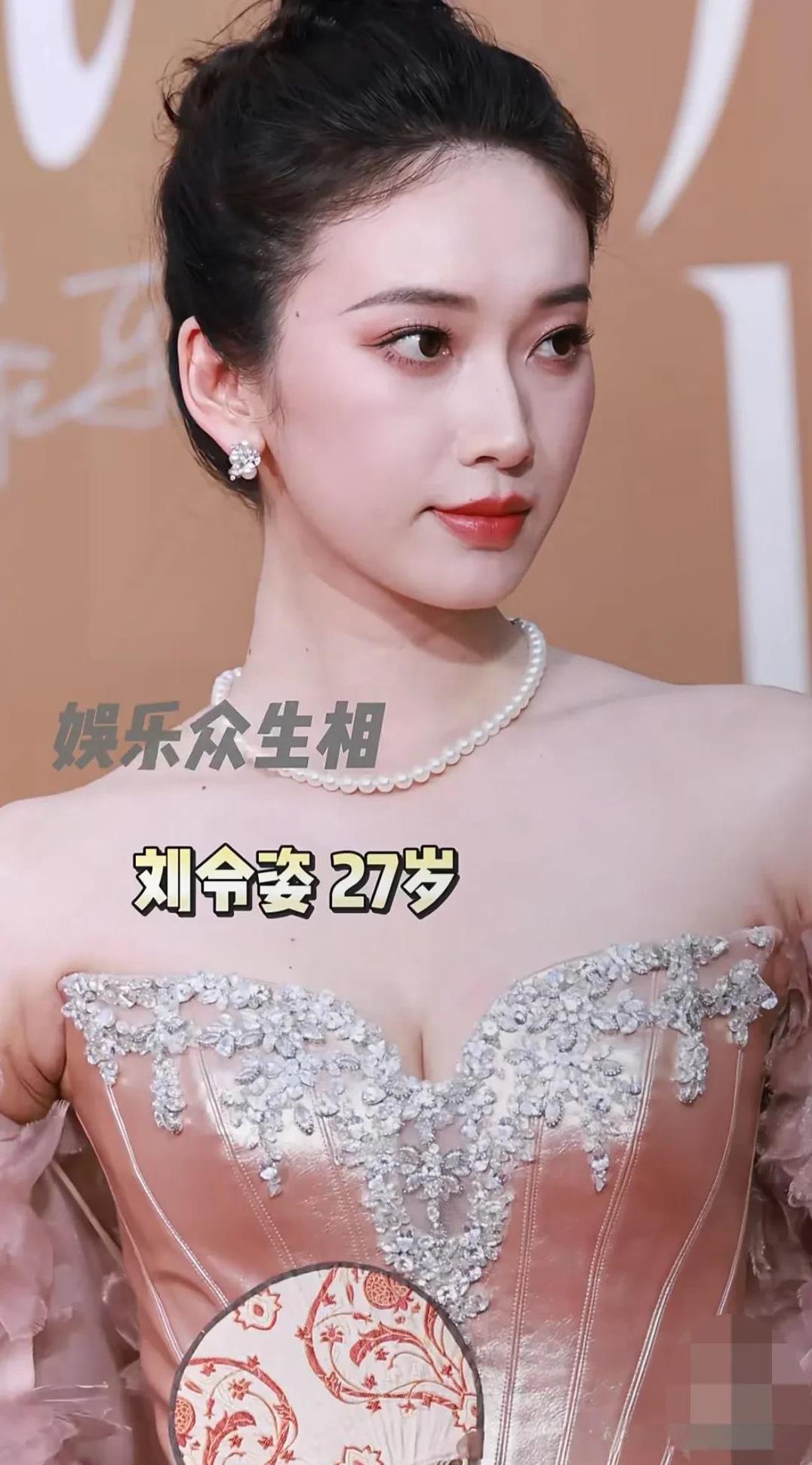 众星亮相“时尚中国之夜”。昨晚，上海展览中心化身时尚宇宙，“时尚中国之夜”盛大开