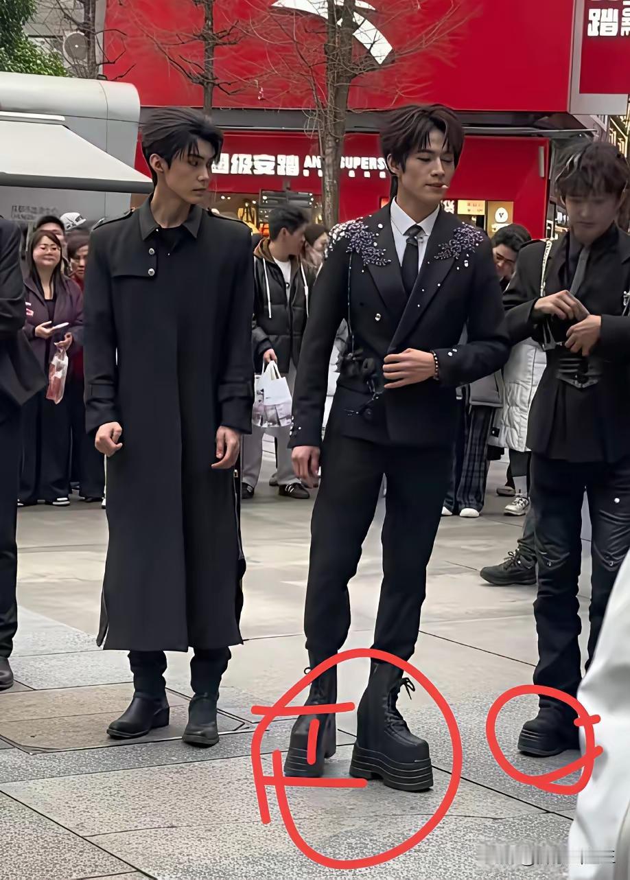 这种鞋哪里买的，也想去买一双，超酷哈哈哈。看着就觉得尴尬，一个大男人，娱乐圈真