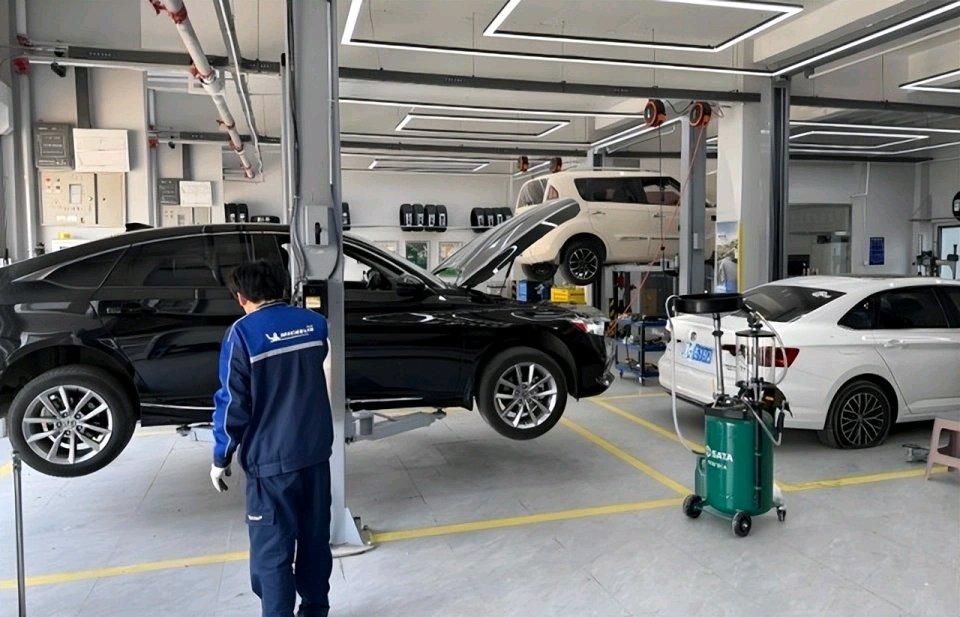 前阵子开着家里的ModelY在地库转弯蹭到墙，把右侧后视镜外壳刮裂了一道两厘米