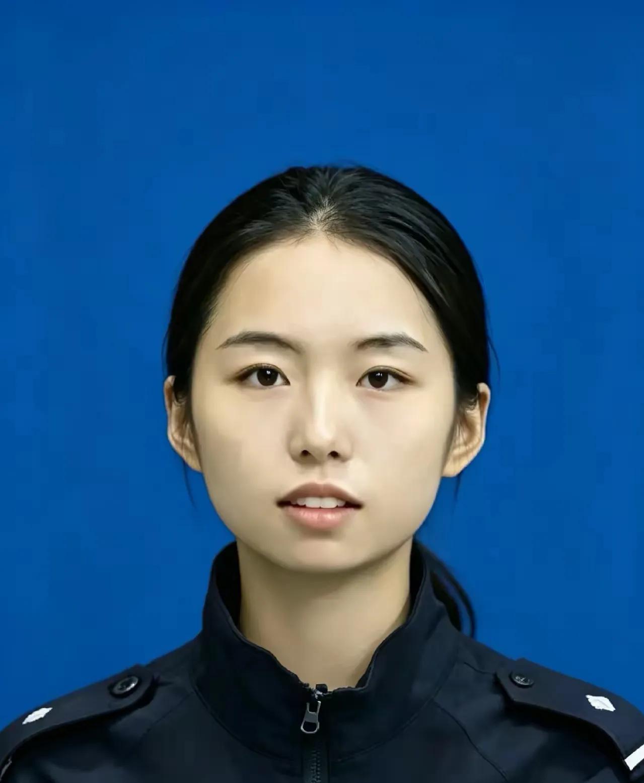 冯甜甜，女，汉族，“00后”，中共党员，中国人民公安大学2019级公安情报学专业
