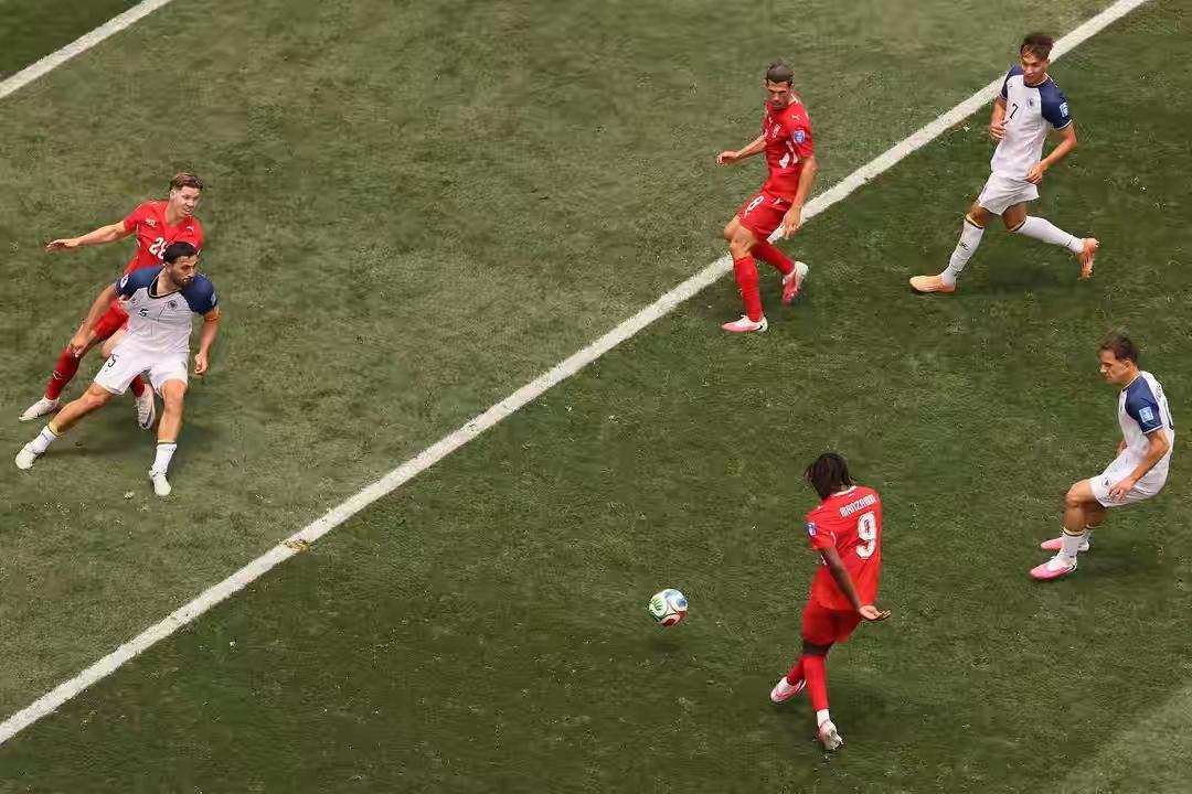 瑞士4-1波黑，曼赞比横空出世，世界杯首支出线球队诞生。两队进行到70多分钟的
