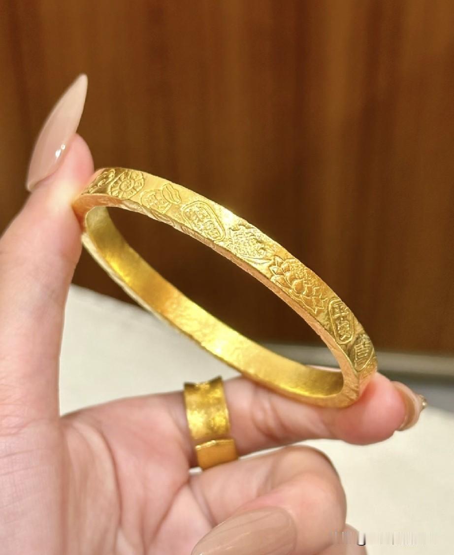 奉劝大家，千万不要再买黄金了，不是因为金价跌倒878元一克，而是到实体