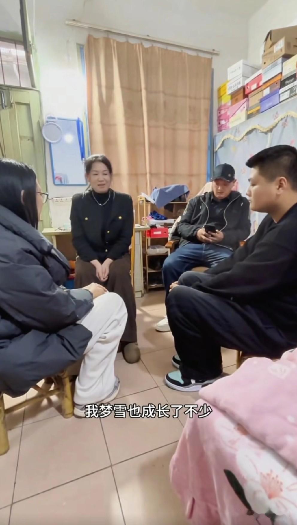 南京认亲双胞胎之哥哥，他小名叫小虎。随着哥哥小虎的镜头，我们看到了他的岳父岳母，