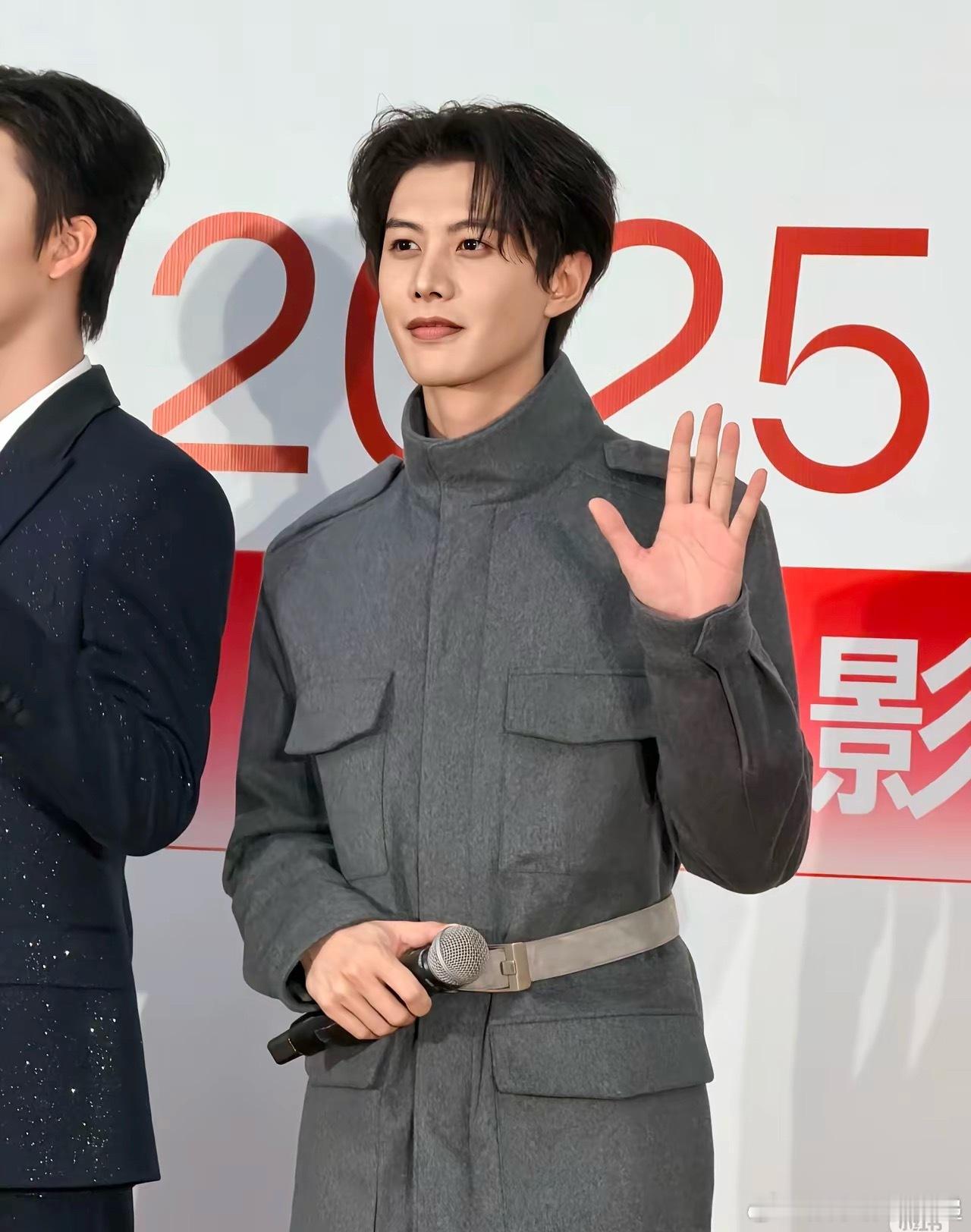 何健麒这个男人简直太会了吧？我觉得我又沦陷了！今晚上他在微短剧之夜的穿着打扮，真