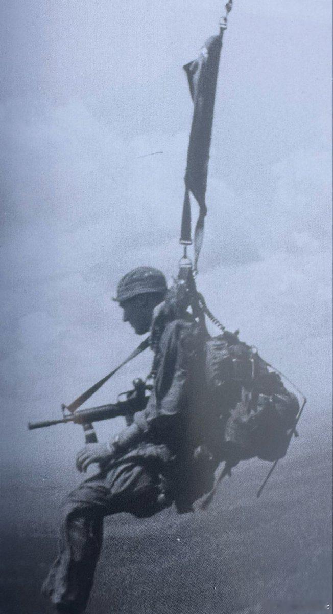 🚁这张照片定格了越南战争中最隐秘的战场瞬间。迈克·阿什，军事援助司令部越南研