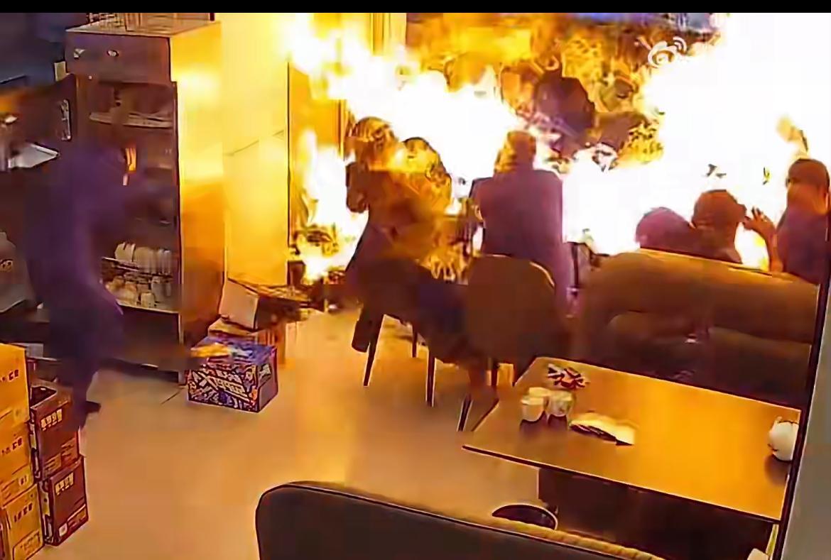 卡式炉突发爆炸，差点团灭一桌聚会喝酒的男人。这种燃料罐和炉子一体的设计，真的有B