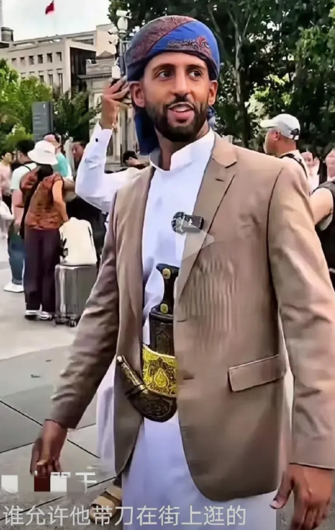 带刀和不带刀的外国人都是大爷，中国人真不敢惹！为什么外国人在国内公共场合可以