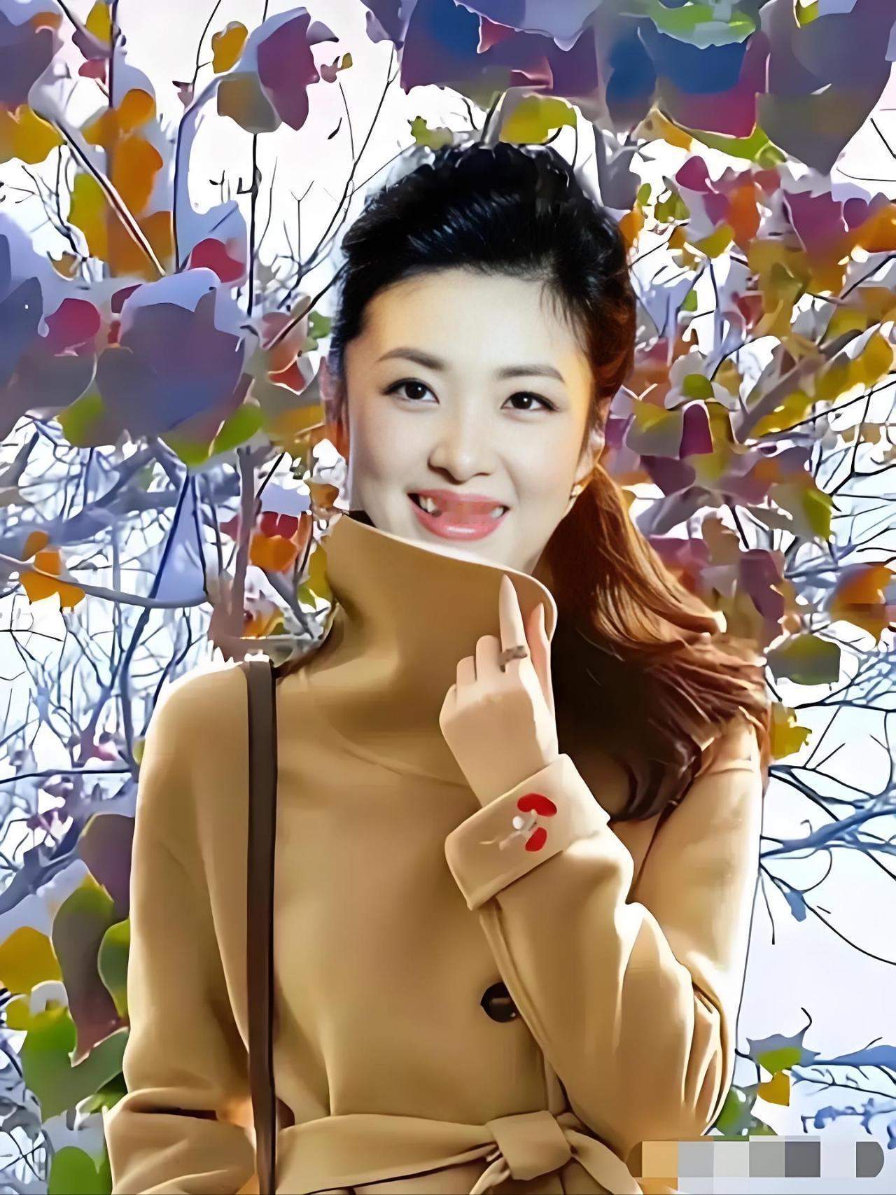岁月从不败美人！56岁周涛秋日素颜出圈谁能看得出周涛已经56岁了？一身驼