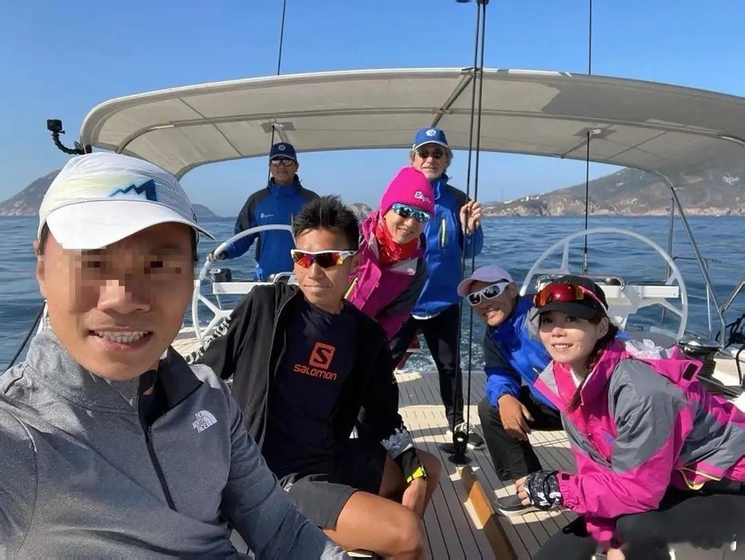 李嘉诚儿媳庆祝57岁生日，素颜白T恤打扮朴实，身材常年保持纤瘦！