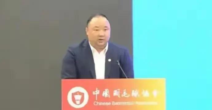 其实羽协主席张军还是挺不错的。别看他四肢发达，可头脑却不简单。因为他在接手