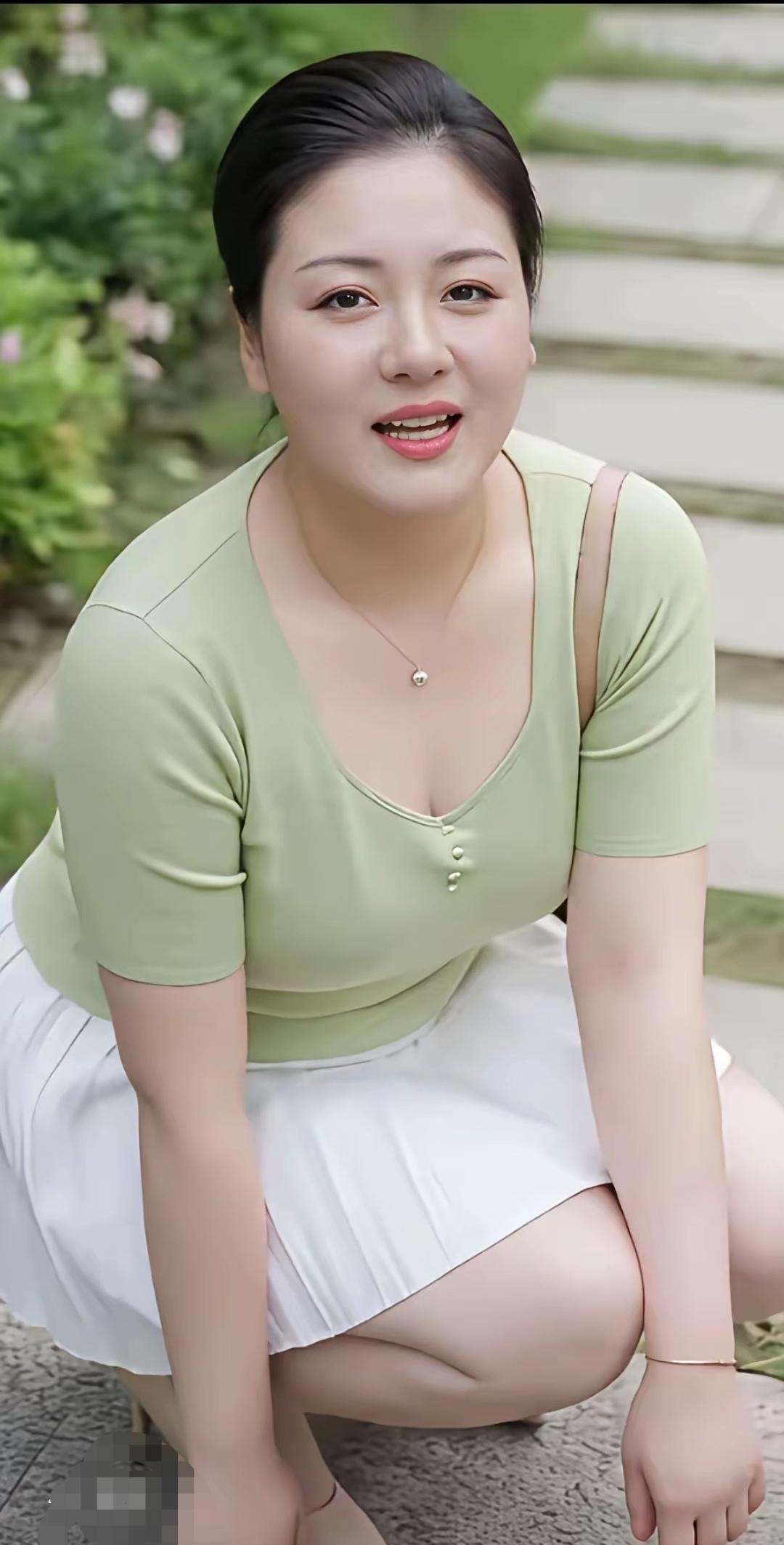 这么漂亮的女人看着就是那种非常善良贤惠女人，男人找到了就是一生人的福气