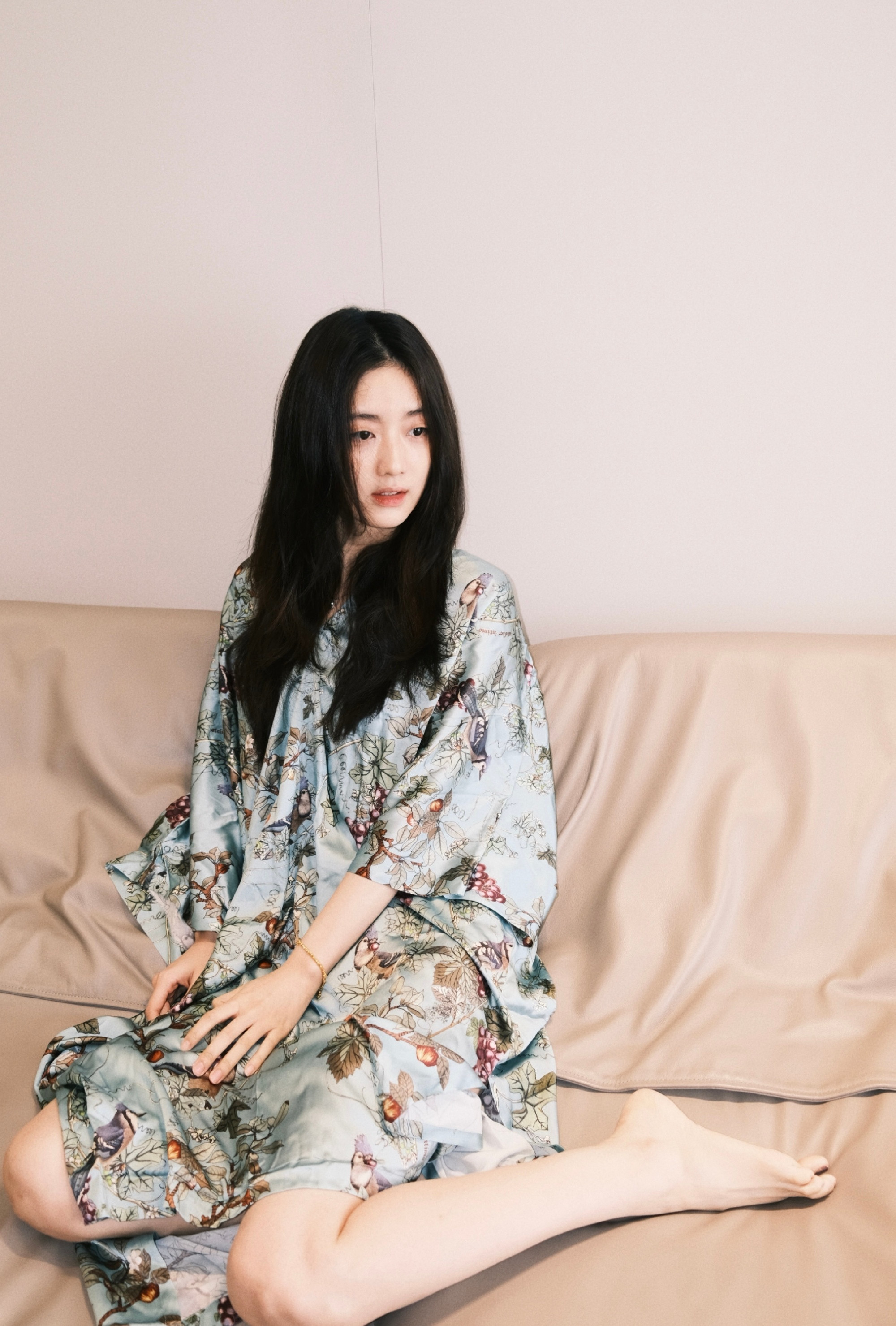 戚砚笛：少女的味道，光脚丫好可爱。戚砚笛