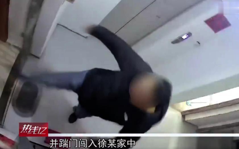 上海，一女子被楼下身高一米九的壮汉邻居闯进屋里动手殴打，女子丈夫上前阻拦，同样遭