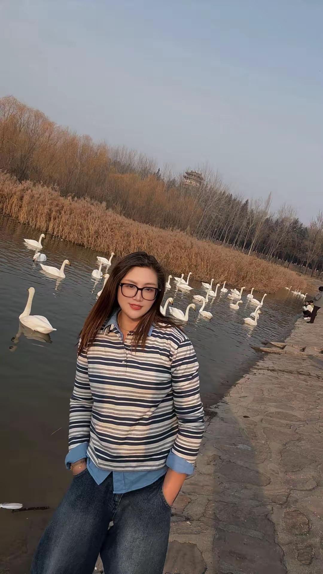 水边人影摇，白鹭戏清波。一起来聊聊最美的女神你喜欢哪种类型的女孩，长什么样子