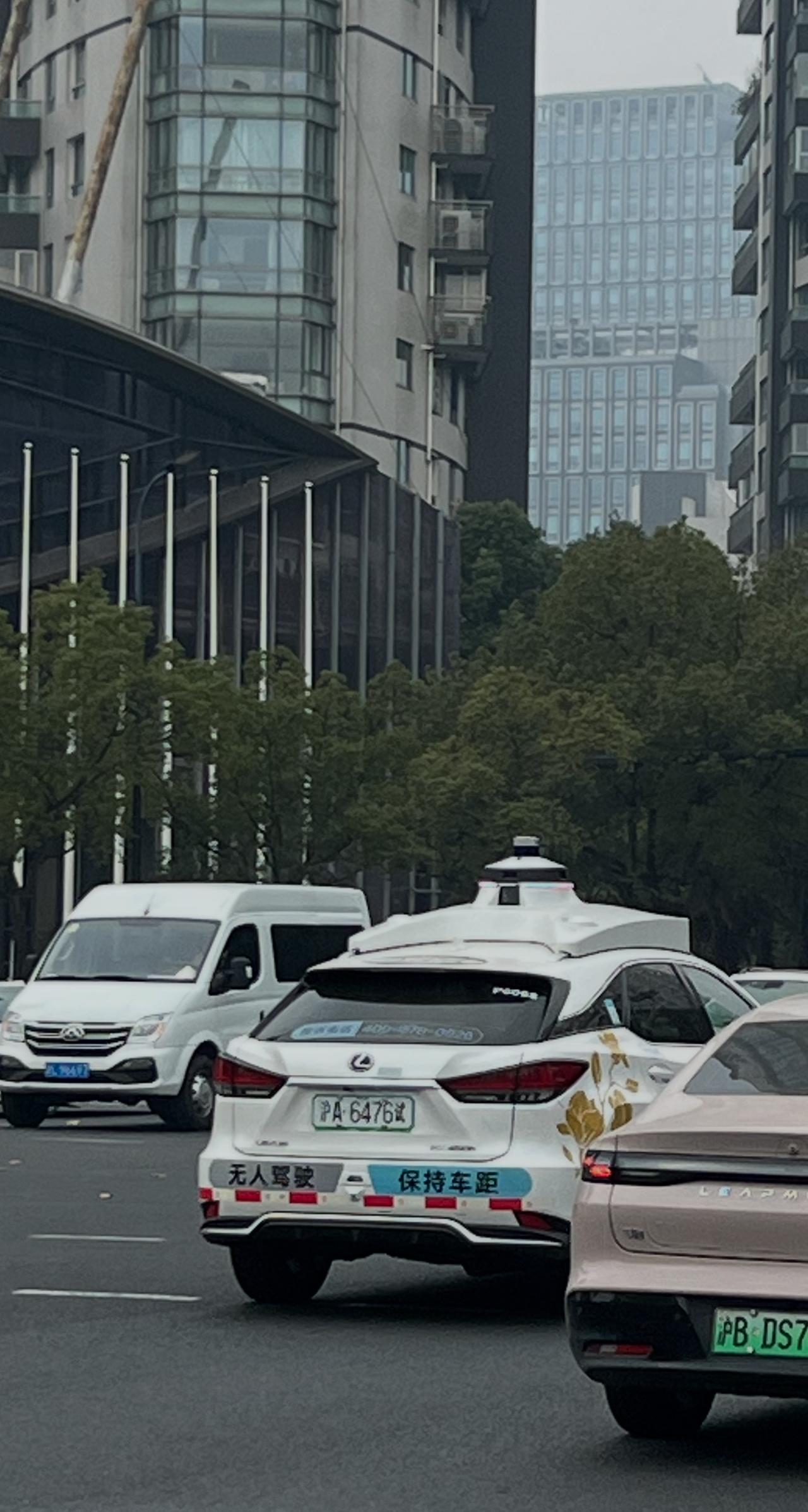 无人驾驶时代来了这段时间在路上，见到这辆车密集的在进行测试，从早到晚不停歇。