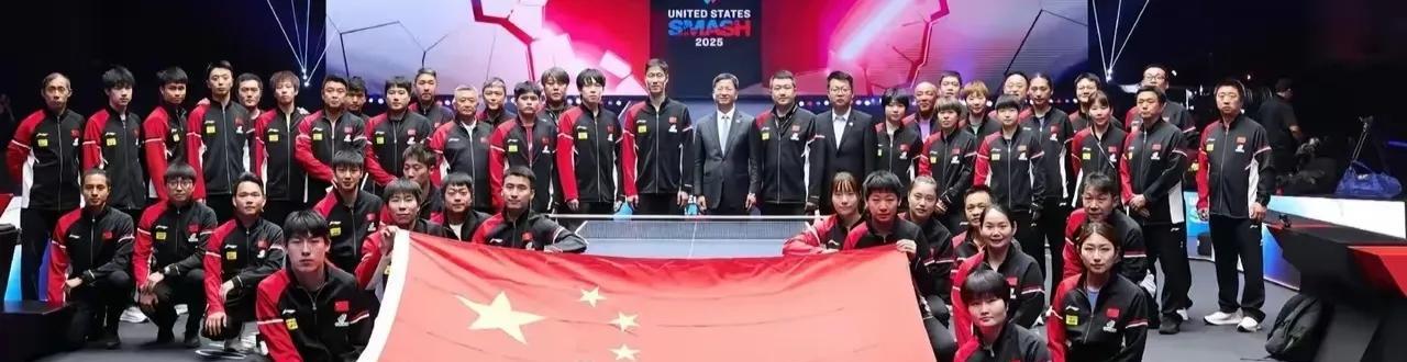 刘国梁和队员们合影时，所有人都嘴角上扬，大家都有饱满的情绪，是个有凝聚力的集体。