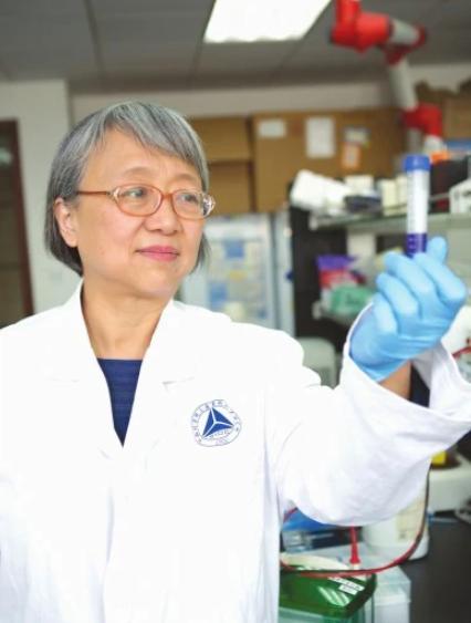 1977年上海“高考状元”袁钧瑛，公派留美拒不回国，可是她在美国深修30年后，却