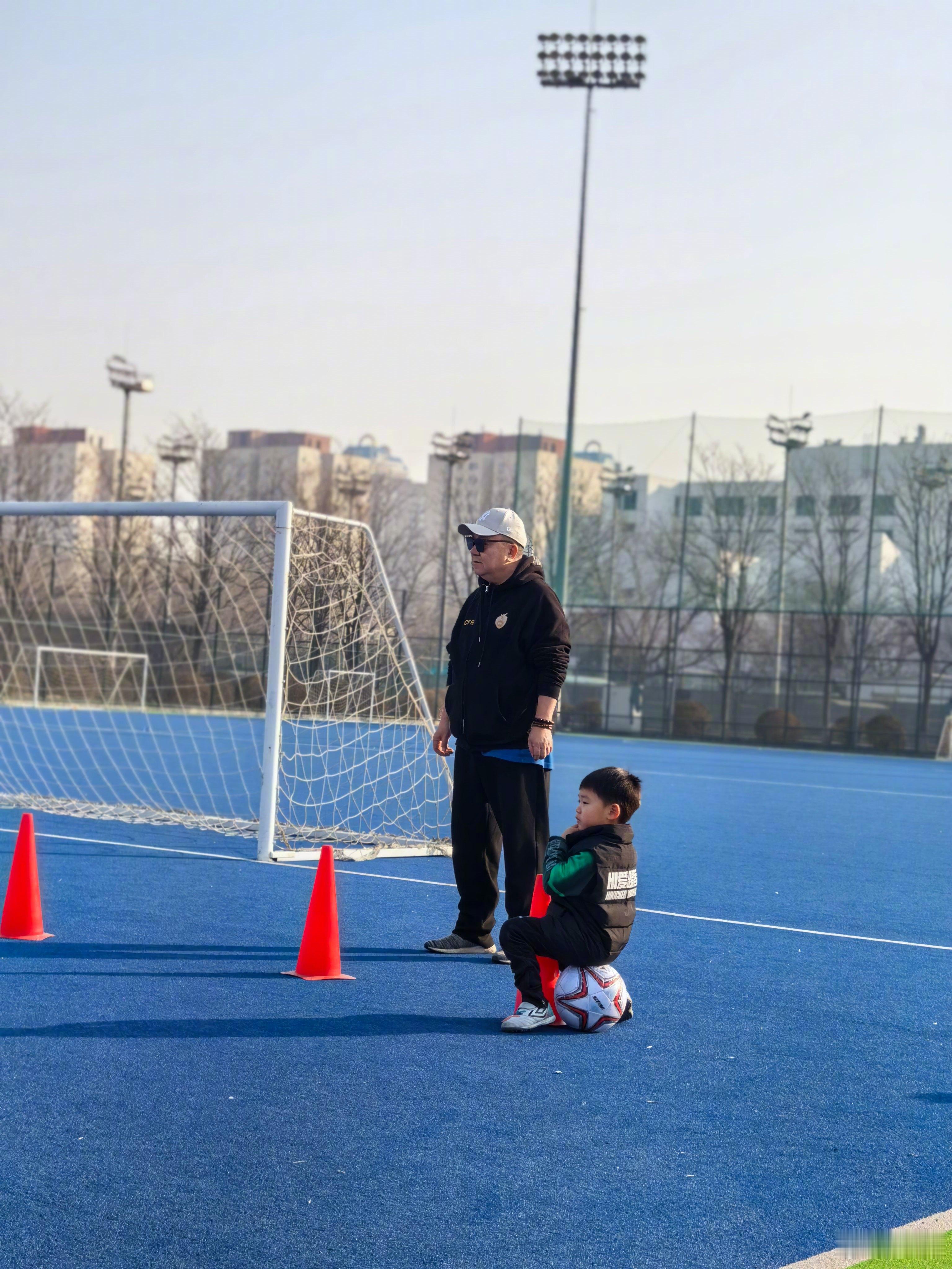 今天，圣诞节过后，部分西班牙球队开始恢复训练，继中国足球小将小汪前几天被通知将