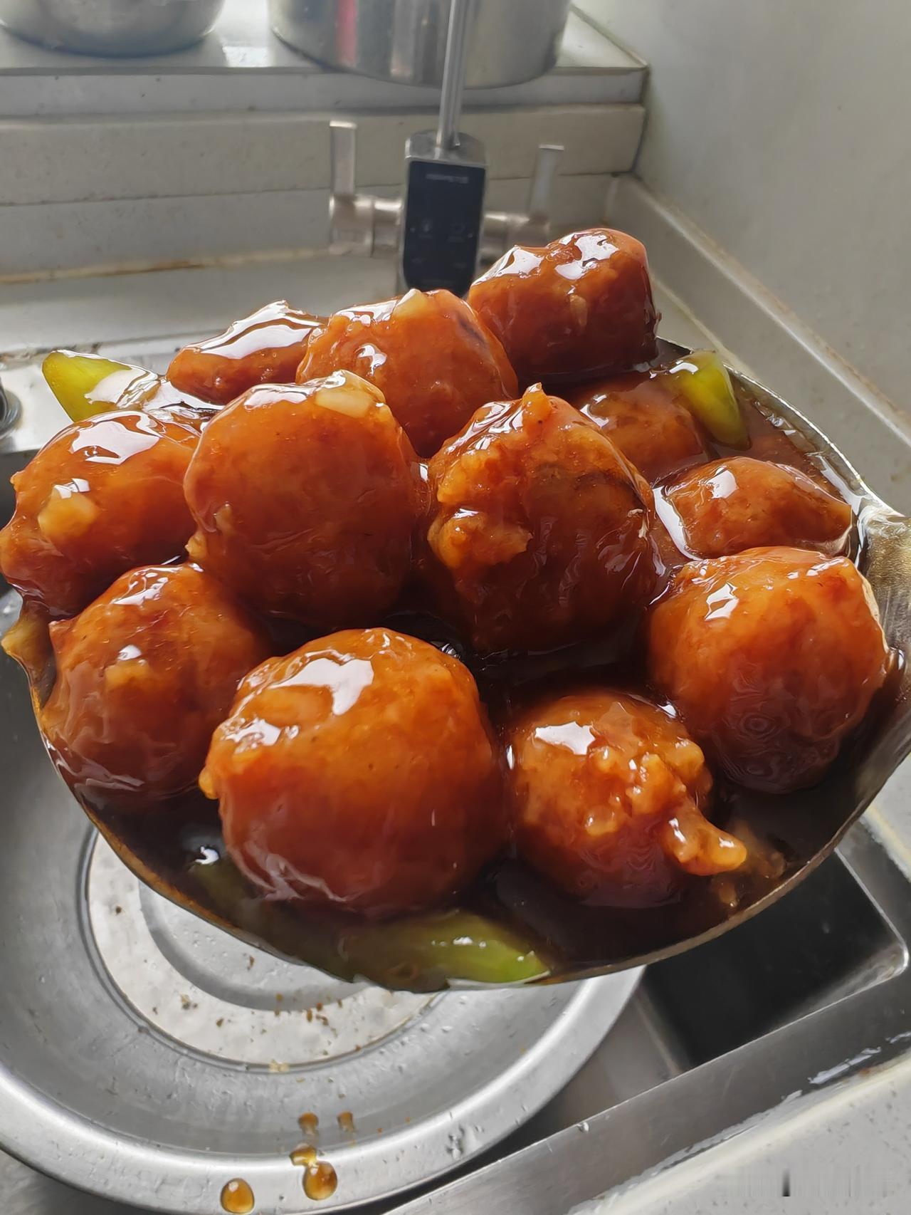 东北盒饭今日菜品有红烧丸子、红烧肉、土豆炖茄子、白灼上海青。四个菜，两荤两素十三