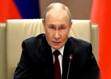 支持率78%，这数字硬得像块石头。但最有意思的，不是这块石头，是石头底下的水流