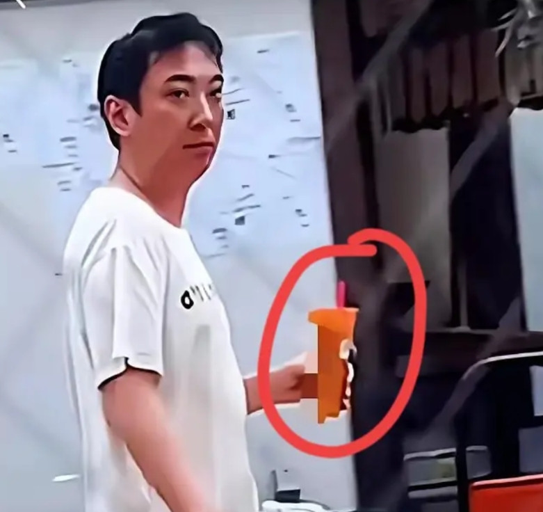 有种强烈预感，王思聪会成为下一个李亚鹏。听说最近有人看见王思聪在日本街头溜达