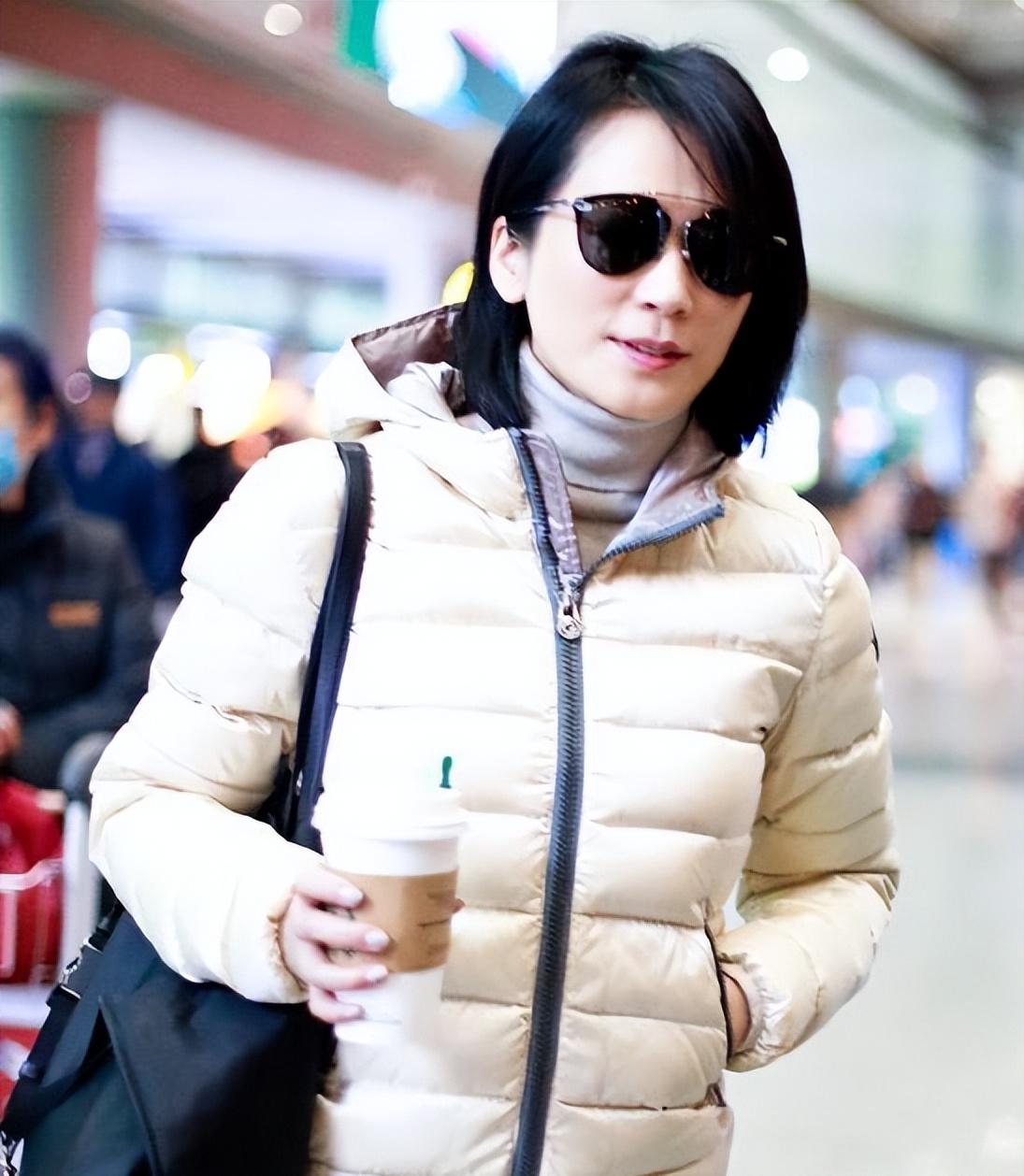 52岁俞飞鸿在巴黎街头穿了一件羽绒服被拍到，袖口沾了雨水，第二天这件衣服代购价就