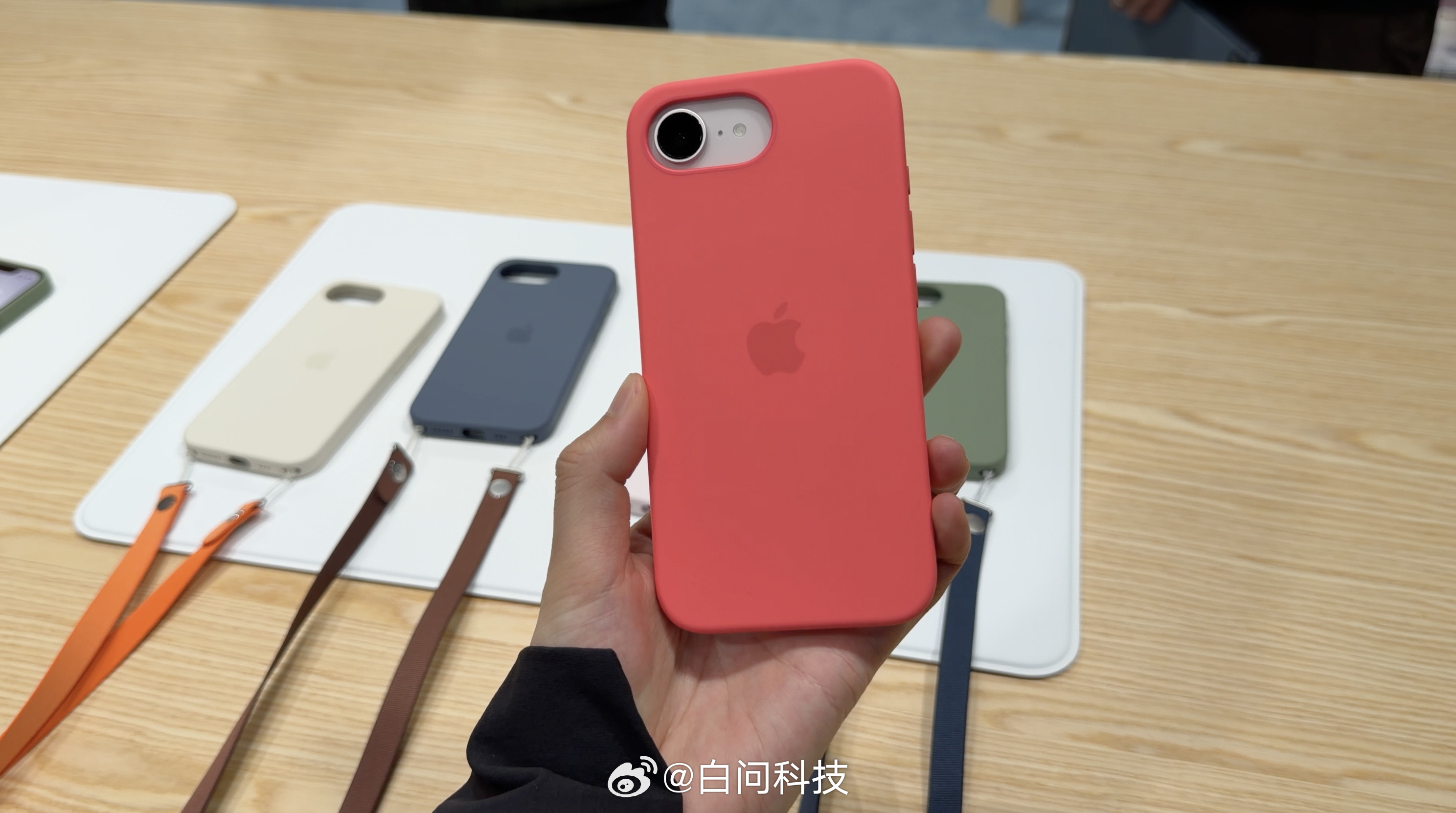 iPhone17e的一些配件实拍硅胶保护壳、斜挎挂绳、磁吸卡包亮番石榴粉色很亮