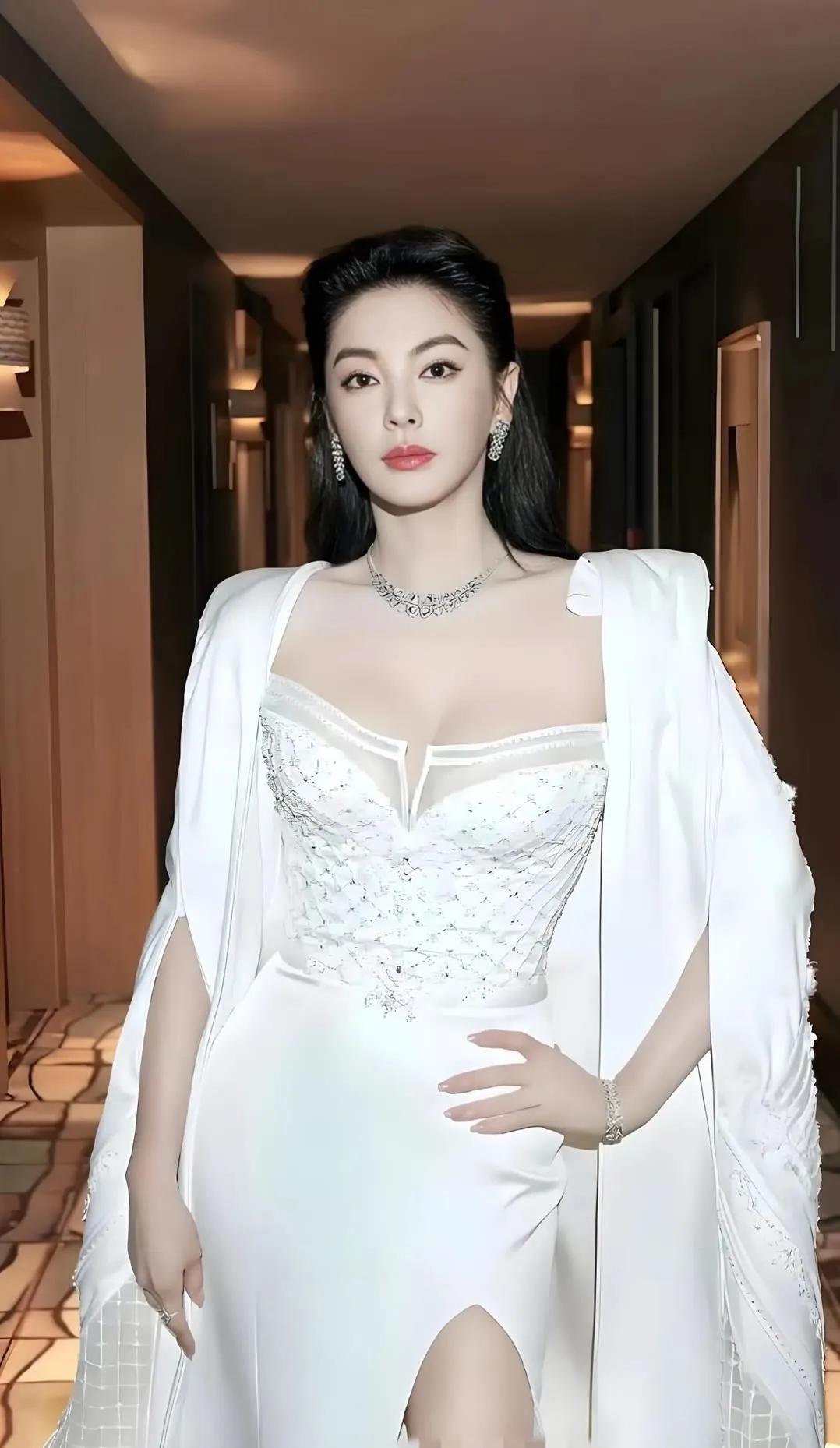 张雨绮真的自带大女主气场！各种礼服造型切换自如，可红可白，美艳大方。饱满的五官
