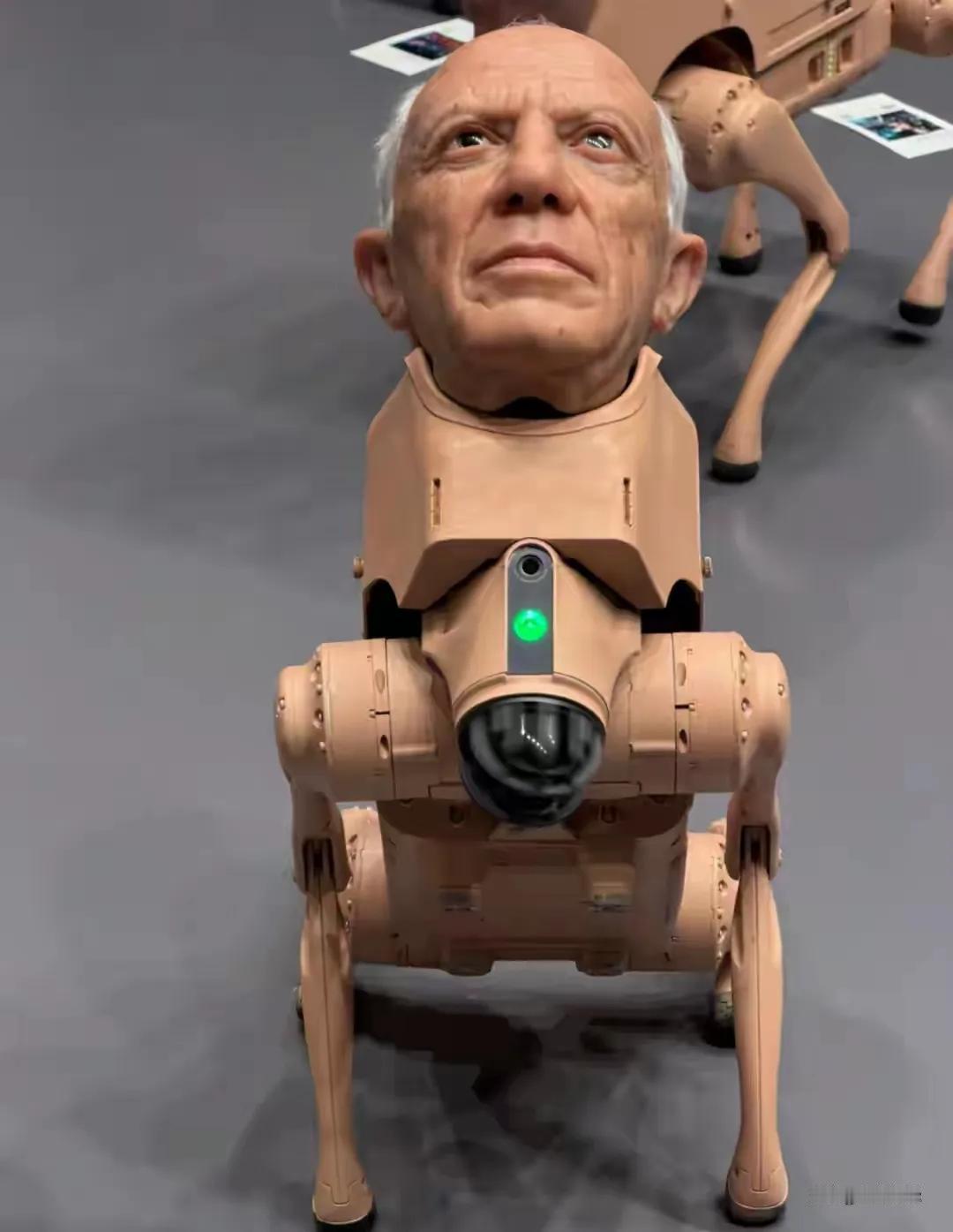 在迈阿密巴塞尔艺术展上，数字艺术家Beeple推出的“马斯克人头机器狗”引发轰动