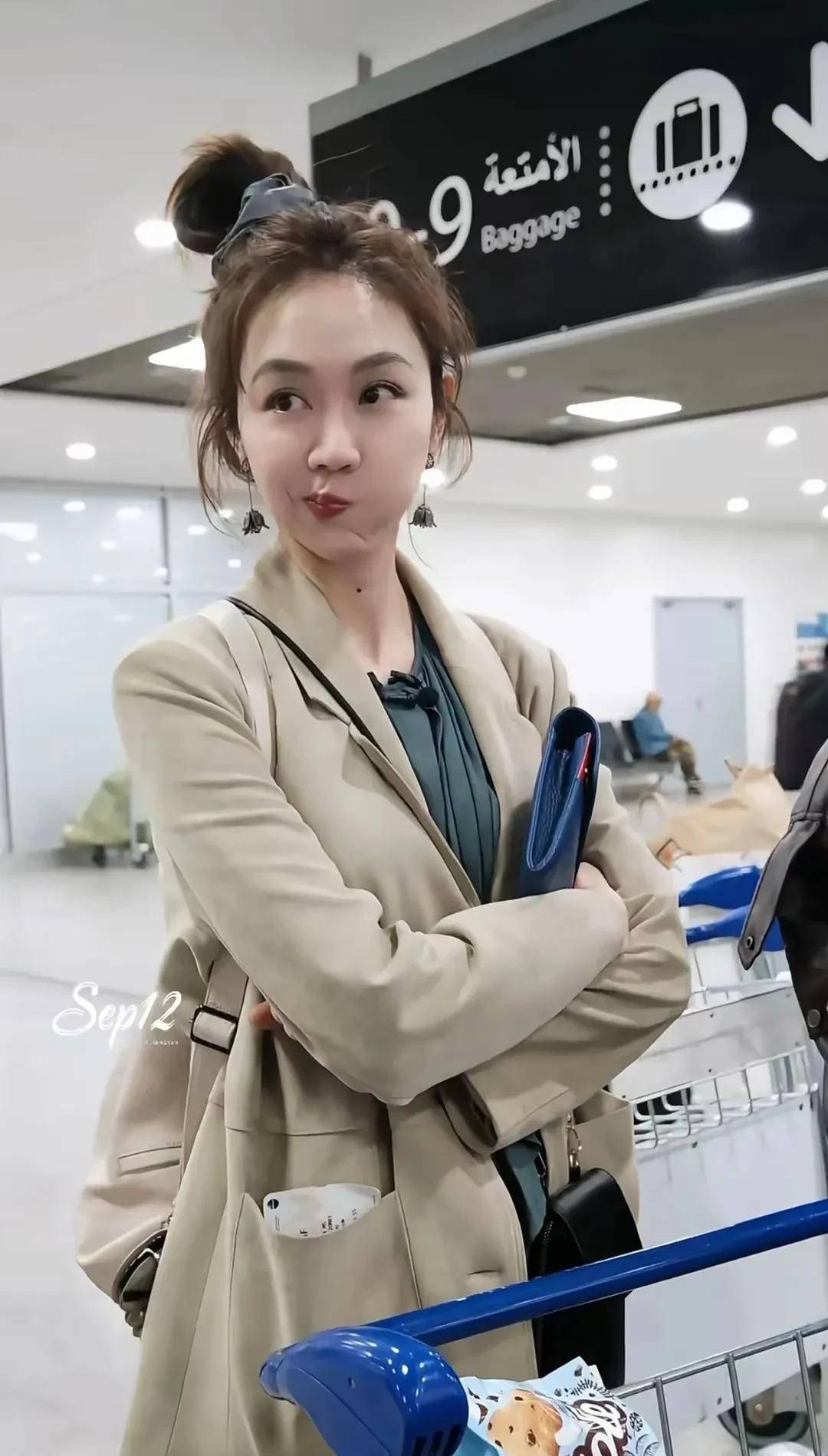 姜妍姐姐真人绝美，身材纤瘦高挑，肌肤宛若凝脂，透出自然光泽。她的衣着搭配独具匠心