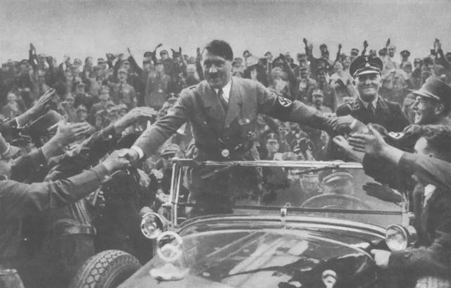 1933年，德国有600万人失业，通货膨胀严重到几千亿马克只能买一个面包。希特勒