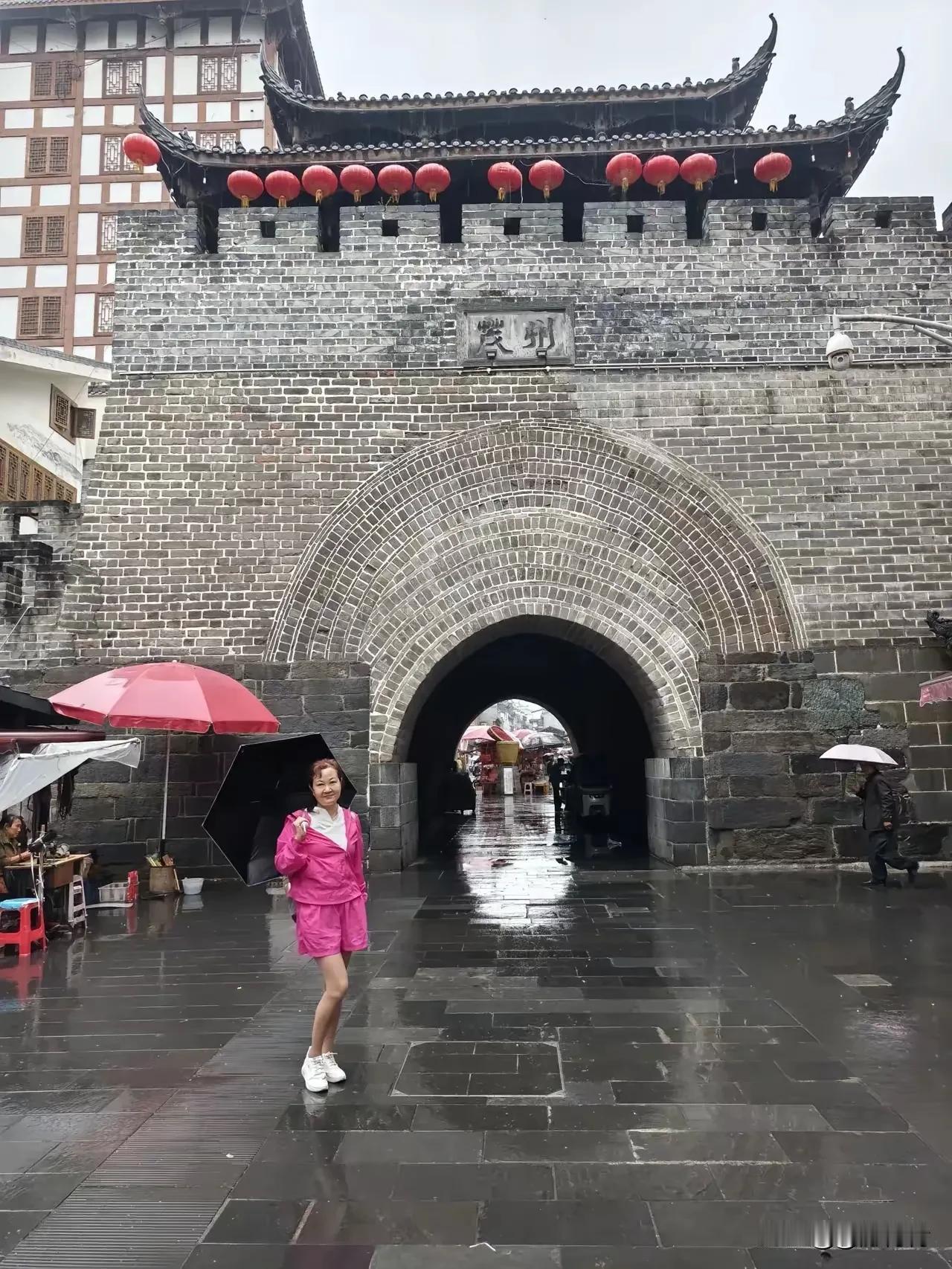 “人老了，皮下脂肪流失，大妈穿短裙并不好看，还被人说装嫩。”这是网友的留言。