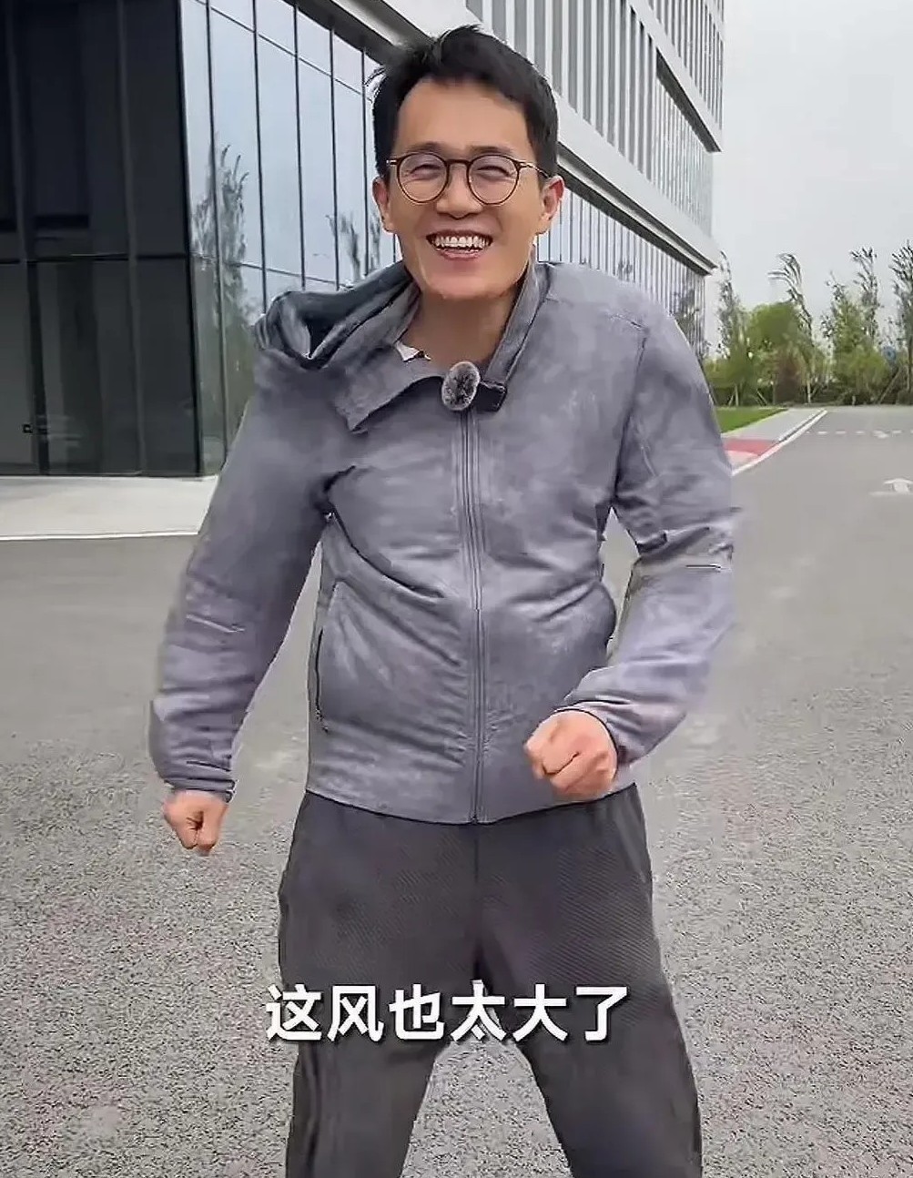 王腾辞职了，没人替他高兴，都在盯着他那辆SU7。以前他是小米高管，开SU7是给