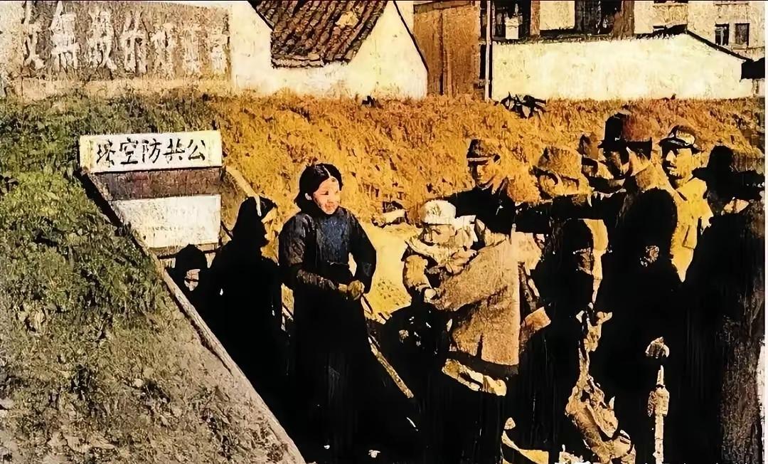 1937年，几个躲藏在防空洞里的女人，被日军抓了出来。此时，几个日本兵正在指手画