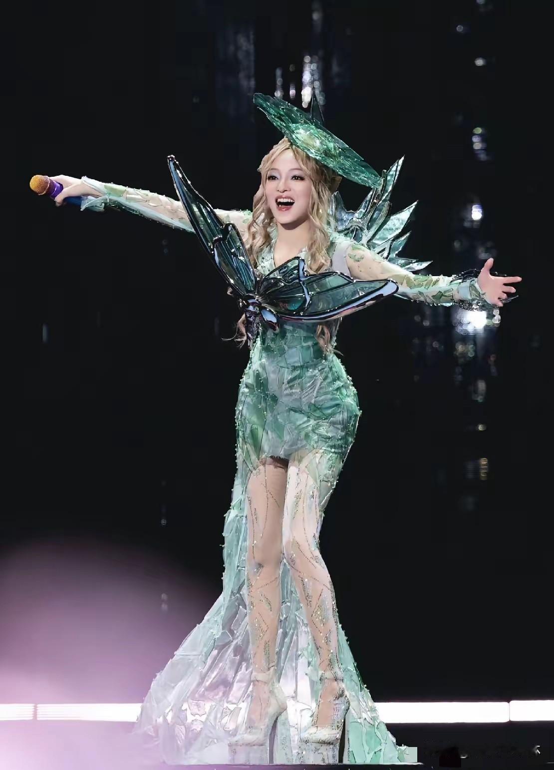 太燃了！张韶涵暴雨中唱满三小时！但说句扫兴的话，为什么把该做的事做完，成