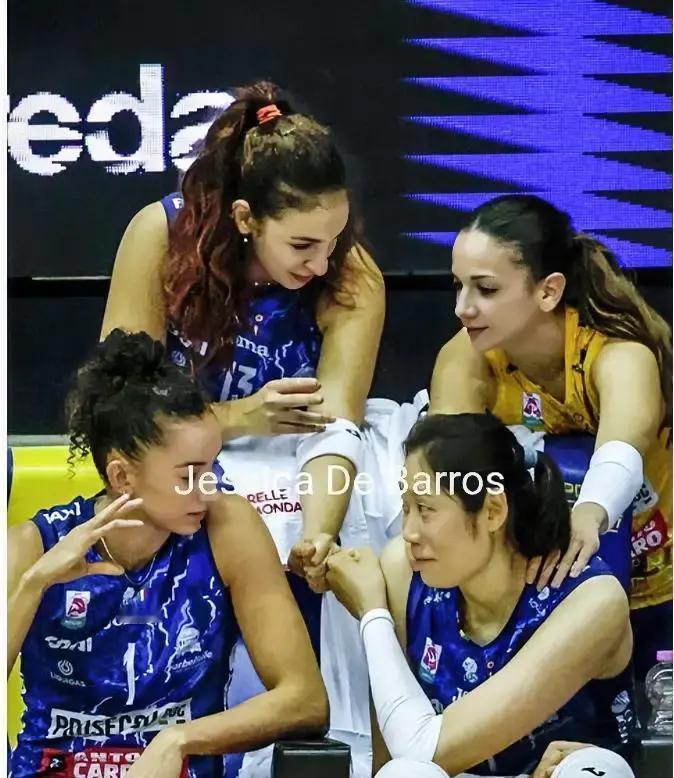 世界冠军已读不回，居然还理直气壮。加比把聊天截图甩上网，质问朱婷：“和我聊