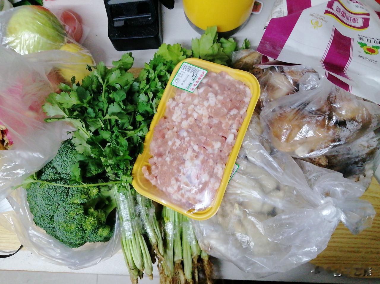 退休第540天，早安。平时你是吃外卖还是自己做吃的呢？昨天晚上从学校回来