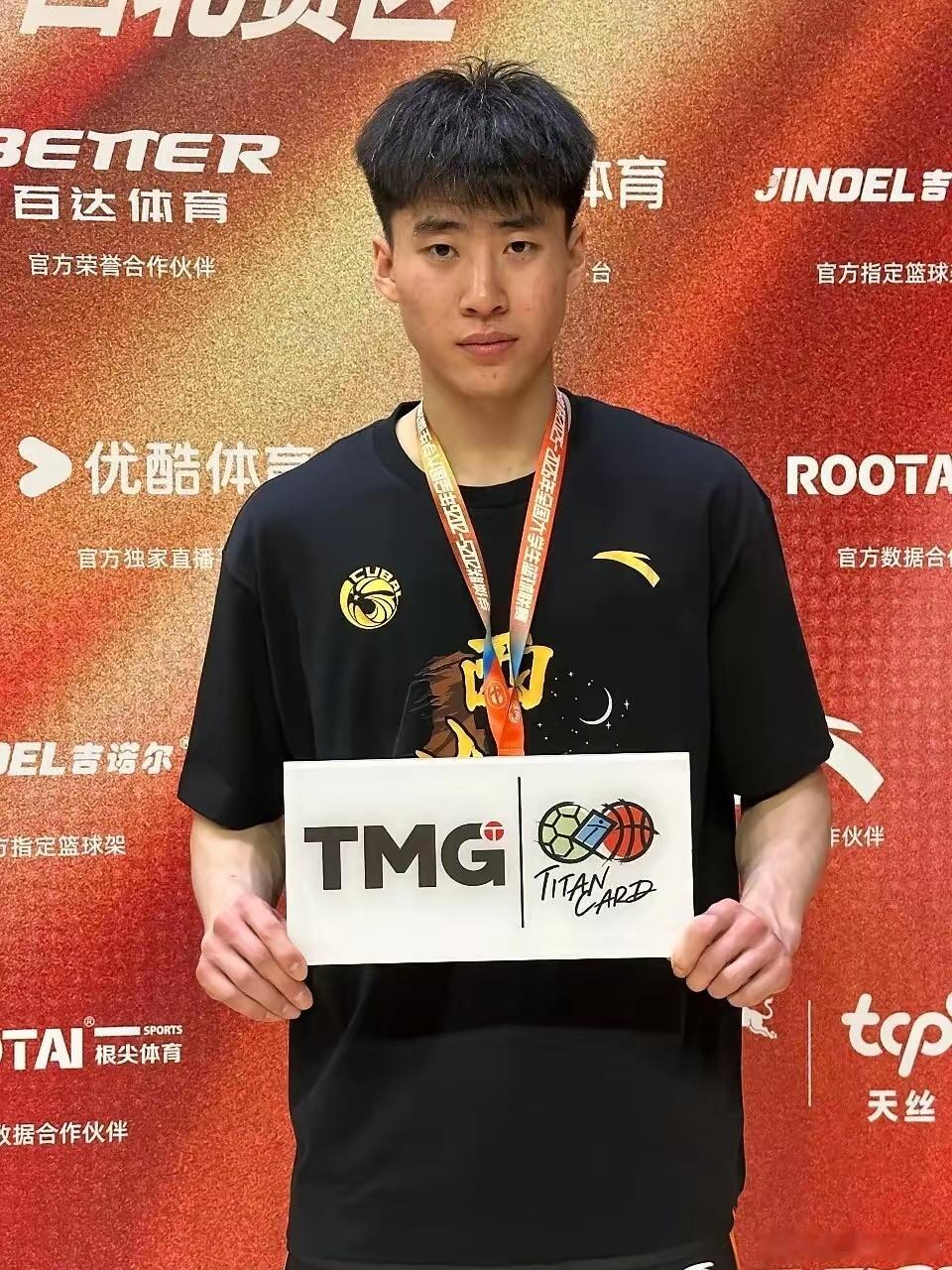 山西男篮引援操作真的很迷，自己本土潜力球员山西籍的曹芷豪不积极争取，争取那些有的