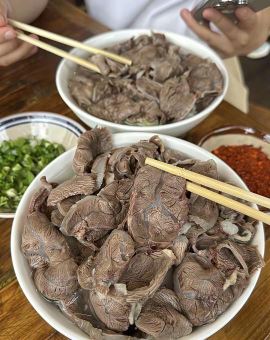 腱子肉涮着吃是咬不动的！腱子都是筋，酱了吃劲道，而且出成高，一斤出八两！