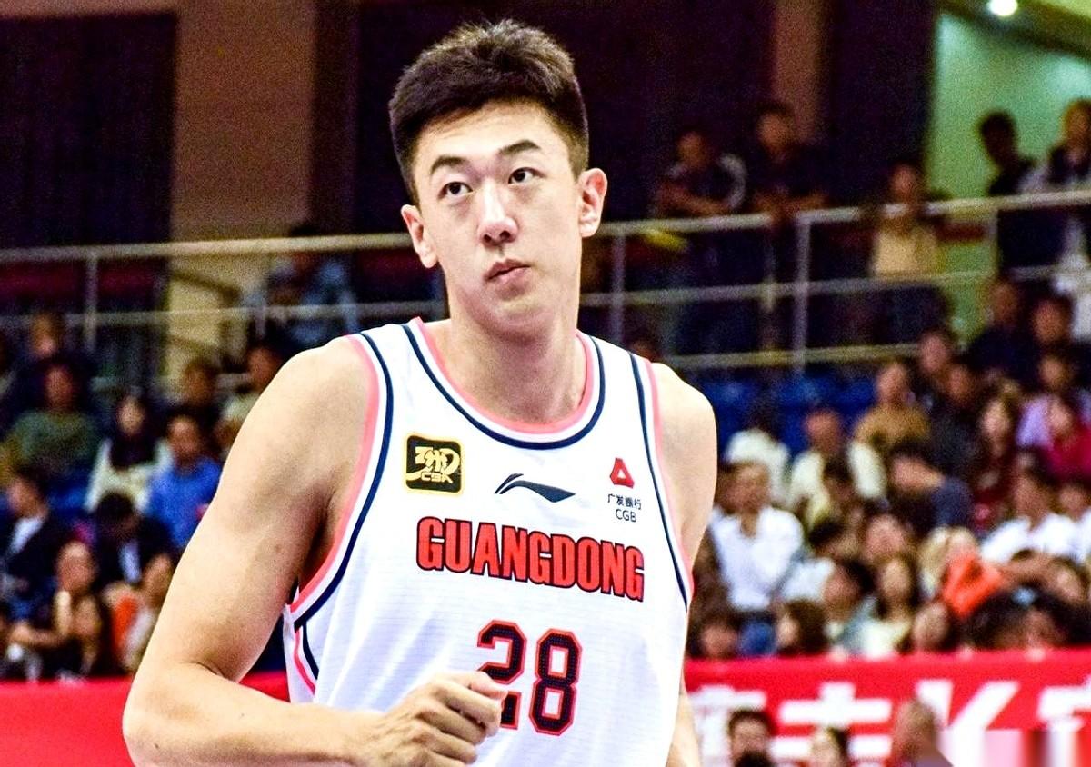 CBA球员王少杰，彻底卡住了。直播间里，弹幕刷得飞快，一个球迷的问题直接甩在他