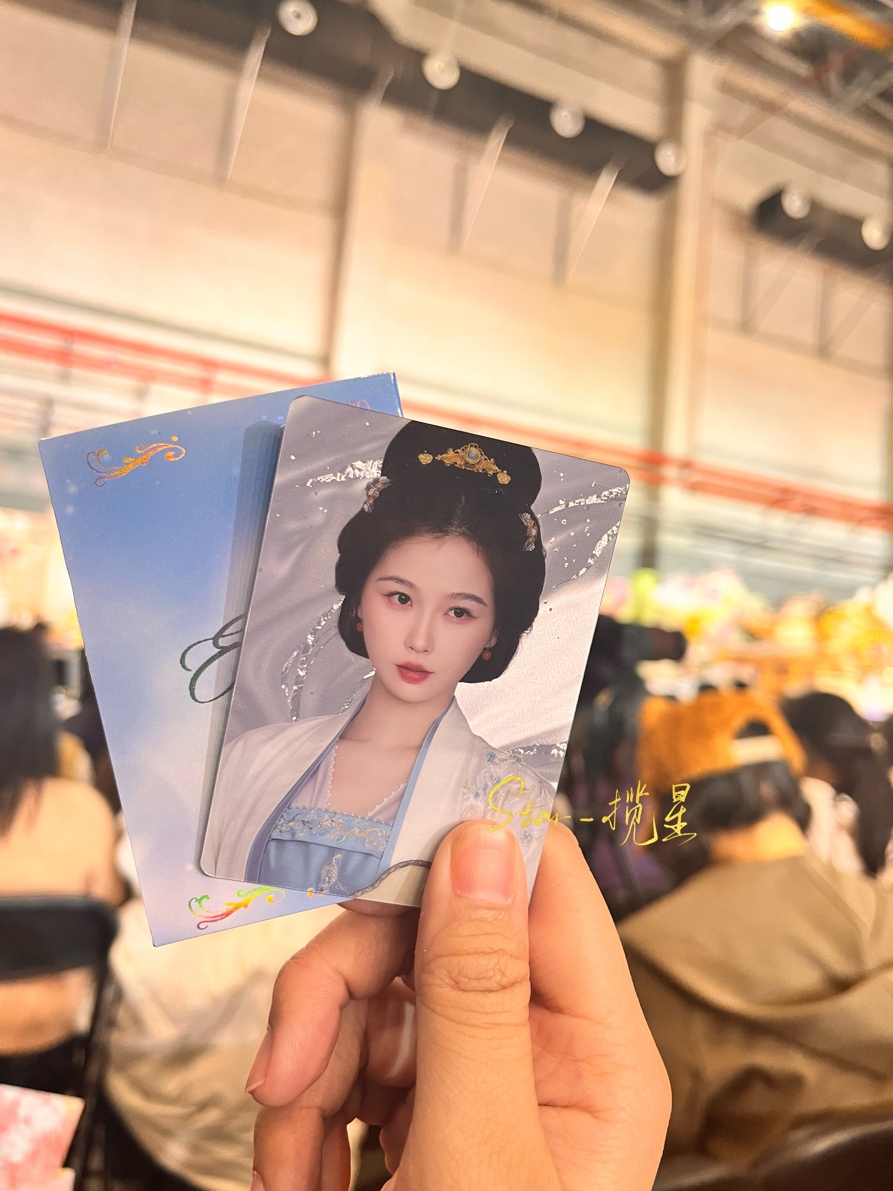 虞书欣给去云初令杀青现场的小石榴们都准备了云初的小卡，好宝宝，她还说小卡的衣服是