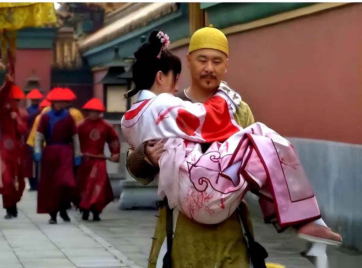 “不去。地宫里又冷又挤，别去打扰他了。”雍正驾崩那晚，刚登基的乾隆跪在生母钮祜